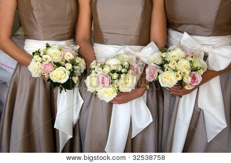 Brudepiger med blomster