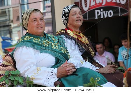 DAKOVO, Chorvatsko - 05 červenec: neznámý účastník v chorvatském národním kroji na koně a svatba