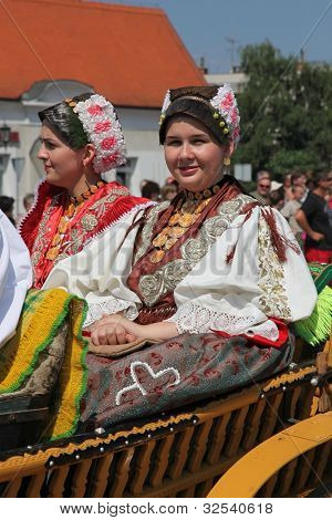 DAKOVO, Chorvatsko - 05 červenec: neznámý účastník v chorvatském národním kroji na koně a svatba