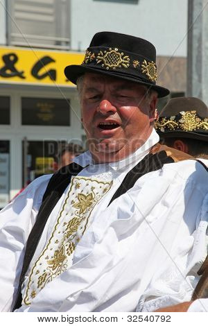 DAKOVO Croazia - luglio 05: Un partecipante non identificato nel costume nazionale croato, durante la Dako