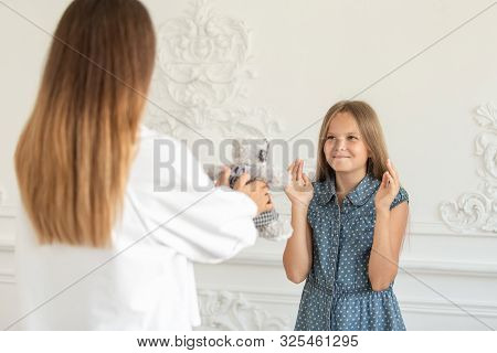 Cute Young Girl Smile Happily Because Of Her Mothers Gift. Selectie Focus