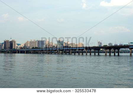 Hang River In Seoul In The Evening