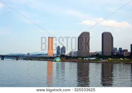 View To 63 Building From The Hang River