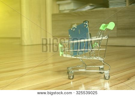 A Mini Shopping Trolley With An Arduino Board As A Concept Of Purchasing Electronic Components.