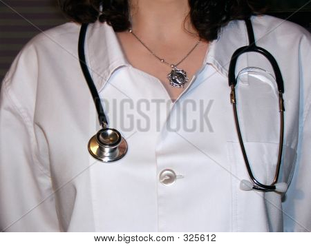 Kadın doktor. Stetoskop ile