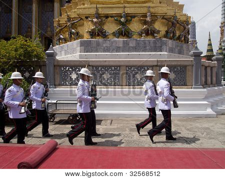 Bangkok - 28 marca: Przygotować żołnierzy królewskich ceremonii kremacji
