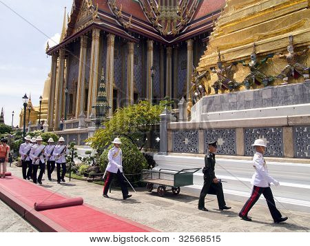 Bangkok - 28 marca: Przygotować żołnierzy królewskich ceremonii kremacji