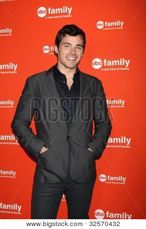 LOS ANGELES - 1. května: Ian Harding dorazí na ABC rodina West Coast Upfronts na The Sayers klubu o