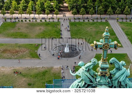 Berlin, Germany - July 27, 2019: High Angle View Of Springbrunnen Fountain In Lustgarten With Touris