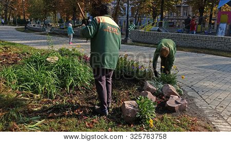 Kiev. Ukraine. October 01, 2019 Workers Carry Out Landscaping And Landscaping In The Shevchenko Park
