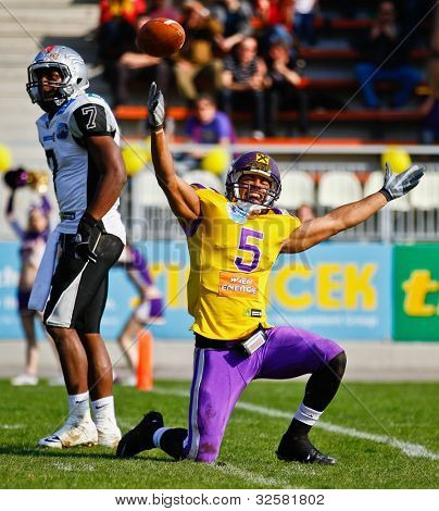 Bécs, Ausztria - április 17-én WR Timothee Bach (#5 vikingek) ünnepli győzelmét, április 17, 2011-ben