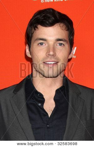 LOS ANGELES - 1. května: Ian Harding dorazí na ABC rodina West Coast Upfronts na The Sayers klubu o