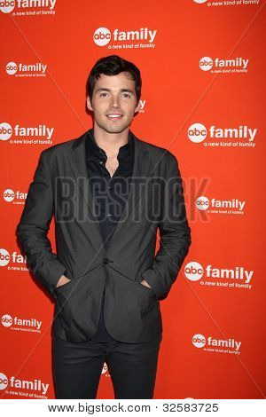 LOS ANGELES - 1. května: Ian Harding dorazí na ABC rodina West Coast Upfronts na The Sayers klubu o