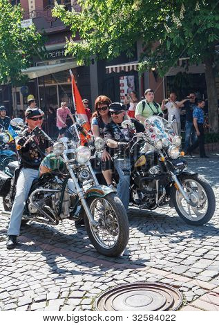 MUKACZEWO, na Ukrainie - może 1: Niezidentyfikowane uczestnicy docierają International rowerzystów Zakaukazie