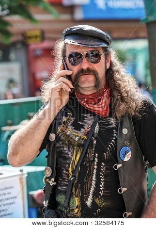 MUKACZEWO, na Ukrainie - może 1: Niezidentyfikowane uczestnicy docierają International rowerzystów Zakaukazie