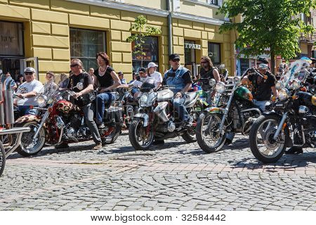 MUKACZEWO, na Ukrainie - może 1: Niezidentyfikowane uczestnicy docierają International rowerzystów Zakaukazie