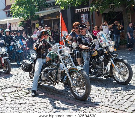 MUKACZEWO, na Ukrainie - może 1: Niezidentyfikowane uczestnicy docierają International rowerzystów Zakaukazie