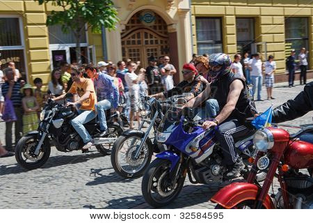 MUKACZEWO, na Ukrainie - może 1: Niezidentyfikowane uczestnicy docierają International rowerzystów Zakaukazie