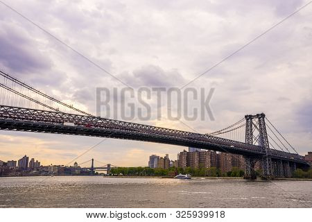 Williamsburg, Brooklyn, New York - August 26, 2019. View On Williamsburg Bridge And Manhattan Downto