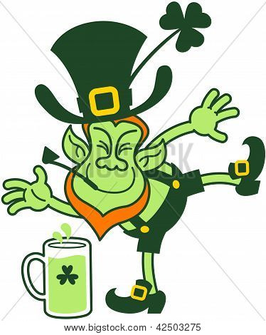 Lutin vert s'amuser tout en ramassant un verre de bière