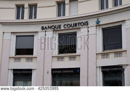 Sète , Ocitanie France  - 06 25 2021 : Banque Courtois Star Logo Sign And Text On Building Office Fr