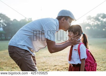 Father Kiss Her Daughter Forehead When Taking Her To School In The Morning
