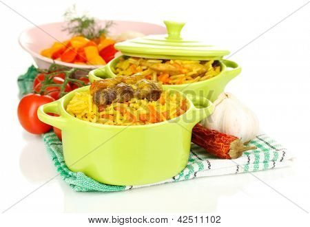Köstlichen Pilaf mit Gemüse, isolated on white