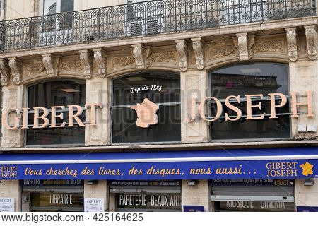 Poitiers , Aquitaine France  - 06 25 2021 : Gibert Joseph Logo Brand And Text Sign Front Of Bookstor