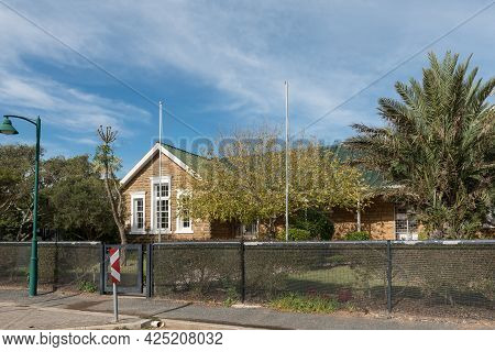 Stanford, South Africa - April 12, 2021: A Street Scene, With The Okkie Smuts Primary School, In Sta