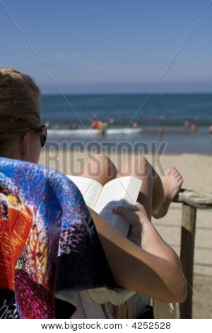 อ่านหนังสือดีบนชายหาด