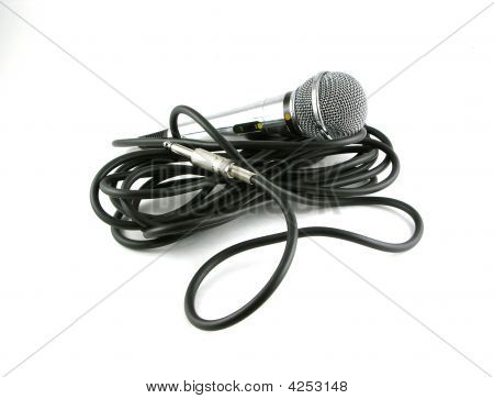 Brilliant, Chromeplated mikrofon med en lang sort ledning