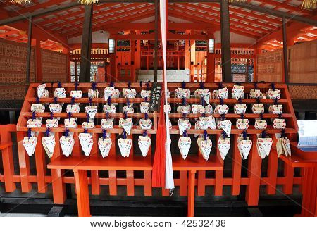 เกียวโตญี่ปุ่น - 23 2555 ตุลาคม: จิ้งจอก ema ที่ Fushimi Inari ศาล