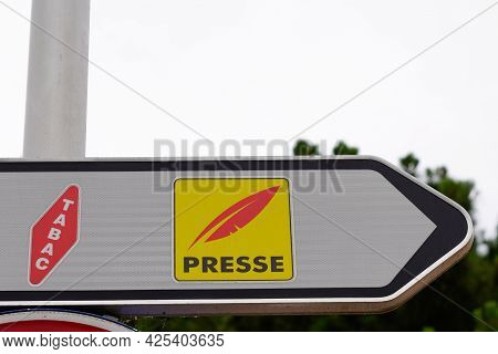 Toulouse , Occitanie France - 06 16 2021 : Presse And Tabac Arrow Logo Brand And Text Sign Of Tobacc