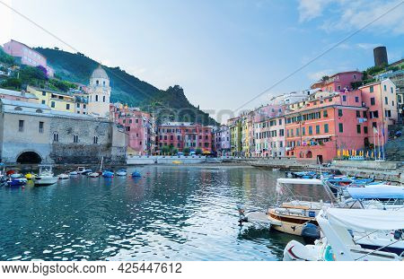 Port Of Vernazza Pituresque Town Of Cinque Terre, Italy