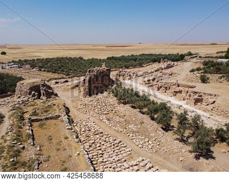 Dara Or Daras Ancient City. Ruins Of East Roman Fortress City In Northern Mesopotamia. Village Of Og