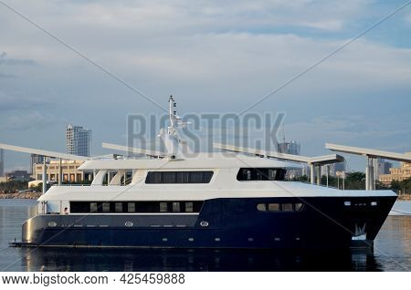 Maynila Yacht Club And Ferry Service Terminal For Filipino People And Foreign Travelers Passenger Jo