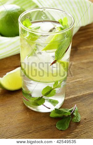 virkistävän drinkin kalkin ja minttu - Mojito