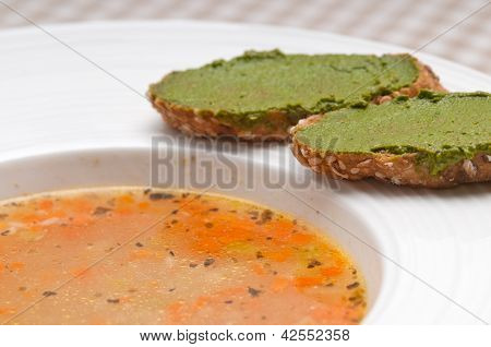 Pesto Crostini tarafı ile İtalyan çorbası çorba