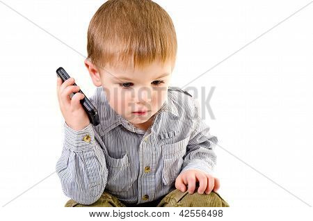 Lindo niño hablando por un teléfono móvil