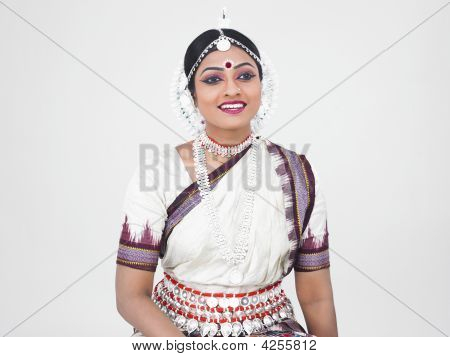 인도 출신의 여성 Odissi 댄서