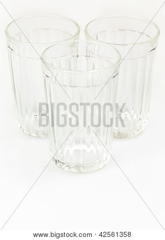 Trois verres vides de facettes