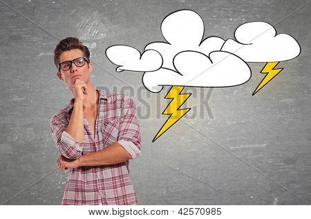 joven casual con gafas que enfrenta un gran problema y pensando en una solución
