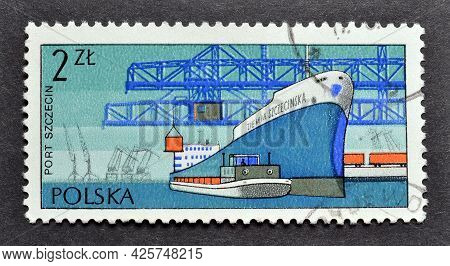 Poland - Circa 1976 : Cancelled Postage Stamp Printed By Poland, That Shows Barge And Cargo Ship 