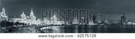 Šanghaj Waitan noční pohled s historickými budovami přes Huangpu River panorama v černé a bílé