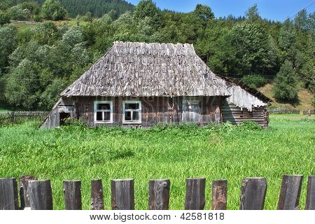 Vecchio legno abbandonato casa, vicino alla foresta. Carpazi.