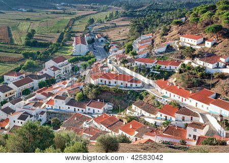 Aljezur landsby Street Scene i Portugal. Se fra oven.