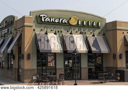Cincinnati - Circa July 2021: Panera Bread Retail Location. Panera Is A Chain Of Fast Casual Restaur