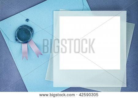 Envelope de papel e moldura de foto com selo de lacre