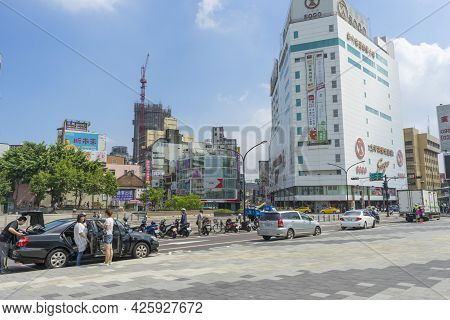 Hsinchu, Taiwan - Aug 7 ,2018. One Of A Junctions On A Busy Zhonghua Road With Sogo Department Store