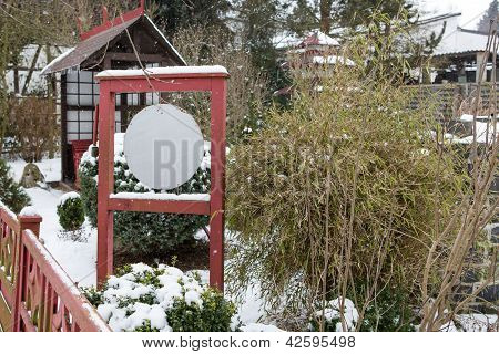 Giardino giapponese durante nevicate In inverno